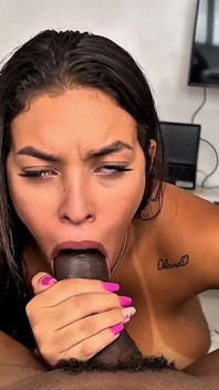 Heißer Oralsex von der frechen Brünette