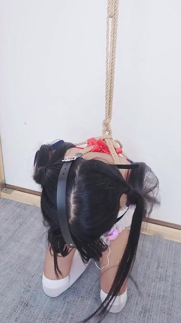 Bondage House: Белые чулки и студентка в купальнике