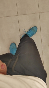 White, Skinny Boy Risky Handsfree Cumshout in Gym