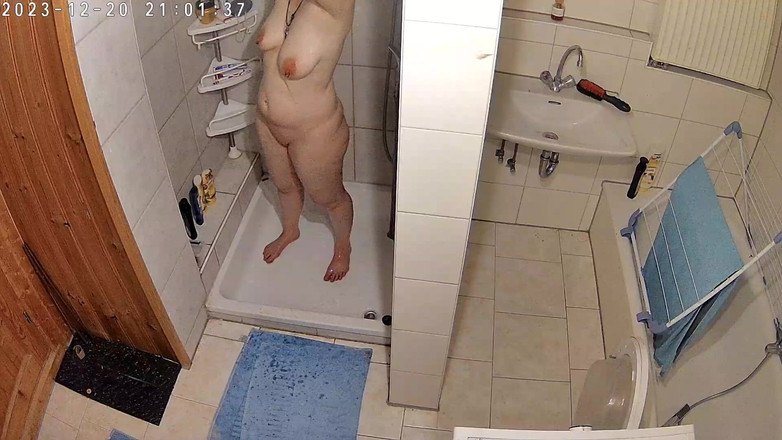 KittieNoOne: Påkommen med att koppla av i duschen