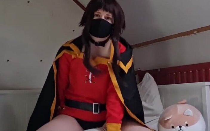 kyu_misa: Megumin bir yastığı sikerken şenlik yapıyor