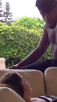 Kozatá blonďatá baculatá Eden 38DD je drsně bušena velkým černým ptákem