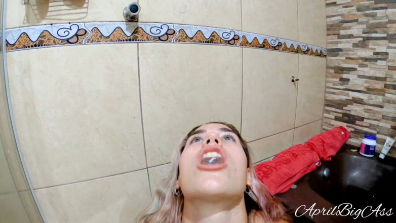 April BigAss: Çiş sarısı içiyor ve döl yutuyor - banyo