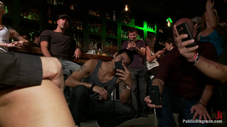 Public Disgrace by Kink: Маккензі Лі з великими цицьками ганьбиться в барі