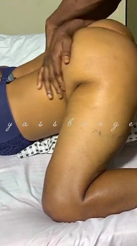 Une sage-femme mature écarte les cuisses pour une énorme coquine noire en train de creuser une missionnaire profonde