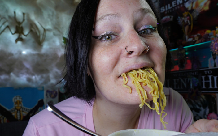 GothBunny6669: Dani äter ramen utan deras proteser