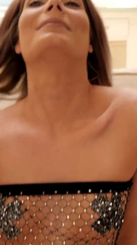 Kecil molek Hottie Nella Jones Merayu untuk creampie pertamanya