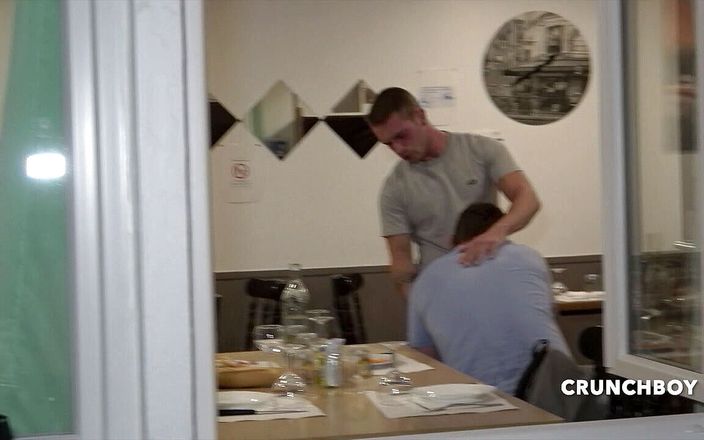 When straights boys fuck their gay friends: Băiat heterosexual futând un homosexual în restaurant