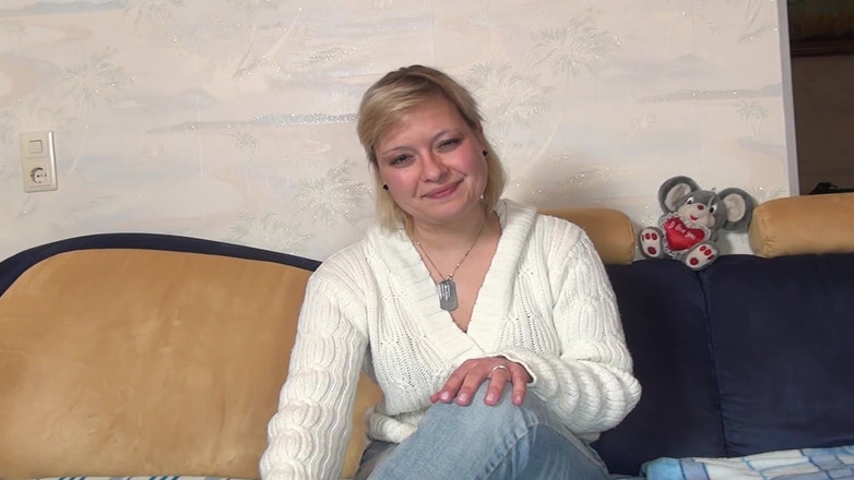 Deutscher hardcore: Pelacur jerman rambut pirang dengan stoking ketat ini lagi asik...