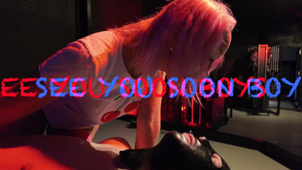 Domina Dark: Cherry si užívá hraní s otrokem