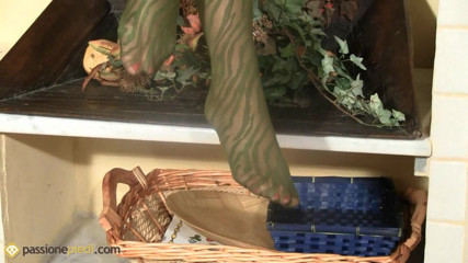 Foot Fetish HD: Barbara in her green nylon pantyhose