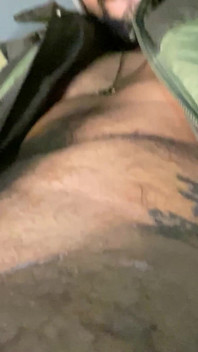 L'araba pauzudo si gode il suo cazzo