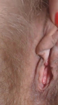 Ruiva peluda buceta se masturbando, close-up view