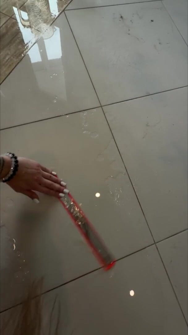 PeeAriel: Distance Extrême - Flux Urinaire Puissant Depuis Une Vessie Pleine - Mesure...