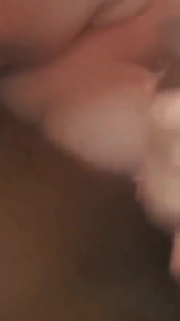 抚摸吮他的大黑屌让他呻吟和呻吟