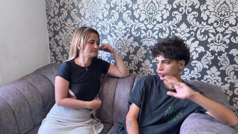 KenaySexxx: Dicker arsch, stiefmutter bringt ihrem kleinen stiefsohn bei, wie man...