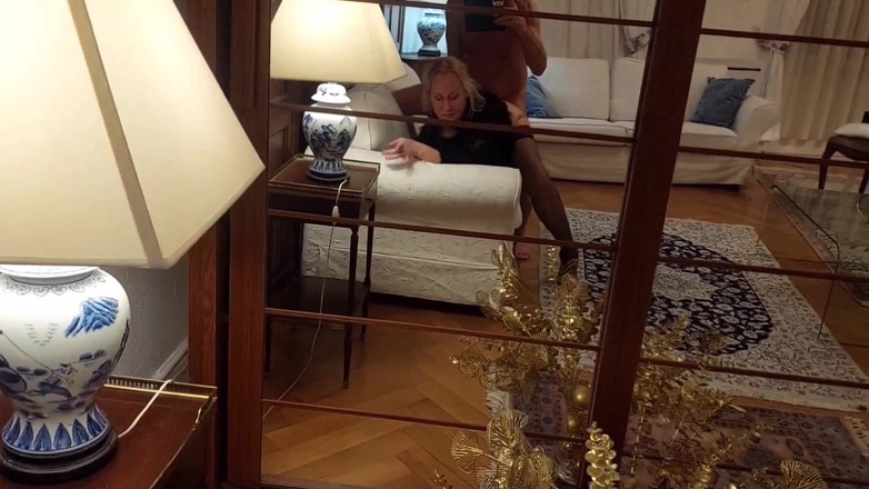 Selena701: Soție blondă frumoasă și matură se bucură de sex în ciorapi