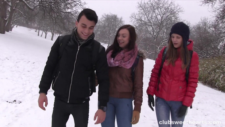 GroupSexSweetHearts: 2 Chicks Suck off One Lucky Guy