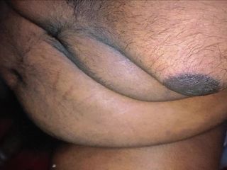 New dick in town: Mężczyzna ze Sri Lanki masturbuje się w swoim pokoju
