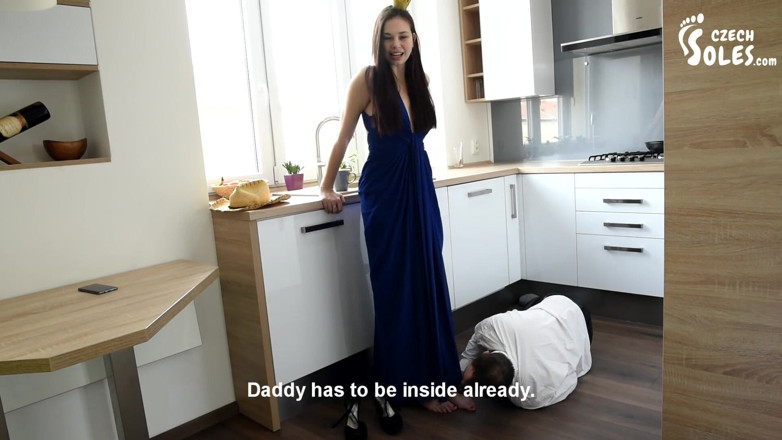 Czech Soles - foot fetish content: Picioarele nobile ale prințesei și servitorul ei loial