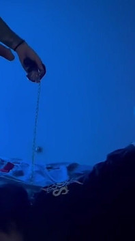 Rockçı köle efendisi tarafından sidik, süt, kırbaçlama, tokatlama ve derinlikle aşağılanıyor