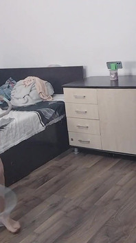 性感的妻子在家里裸体锻炼。