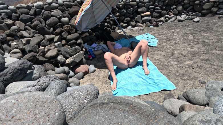 Emma Voyeur: Він побачив оголену дівчину на пляжі і почав