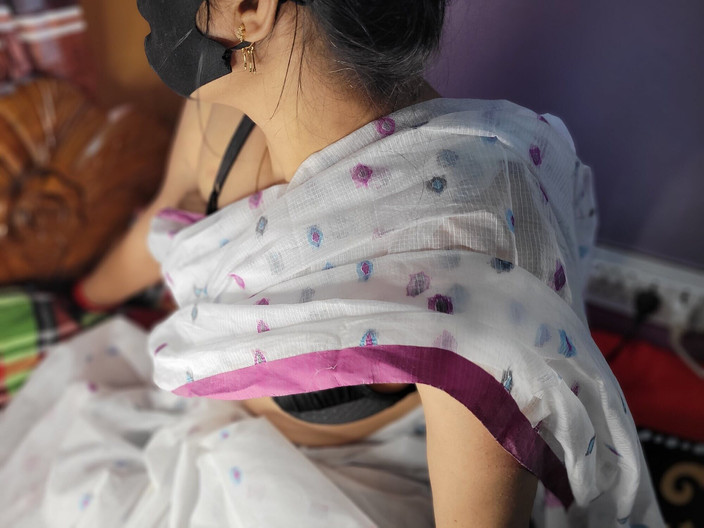 Tasnim Zara: Schönes bangladeschisches mädchen in einer sari, das ihre schöne figur...