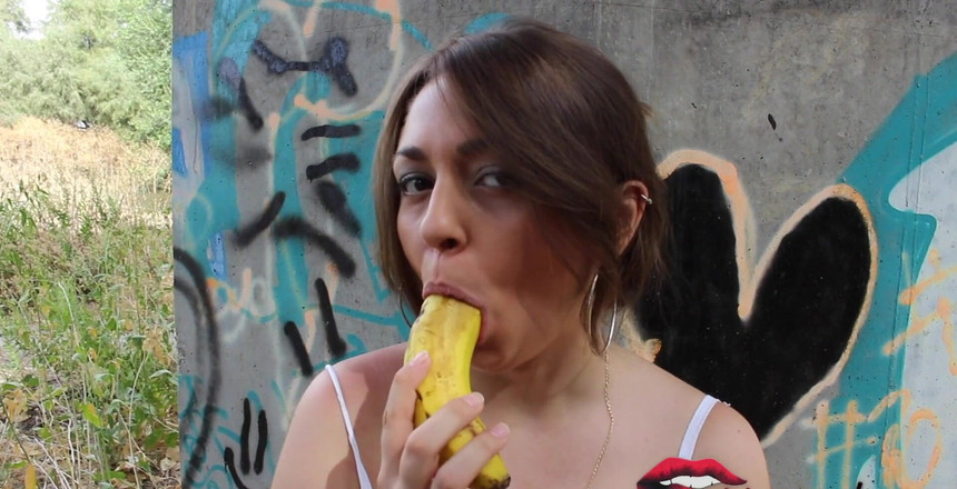 Miriam Prado: 在户外用香蕉自慰吗？为什么不呢！