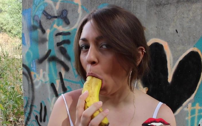Miriam Prado: Una buona masturbazione all&amp;#039;aperto con una banana? Perché no!