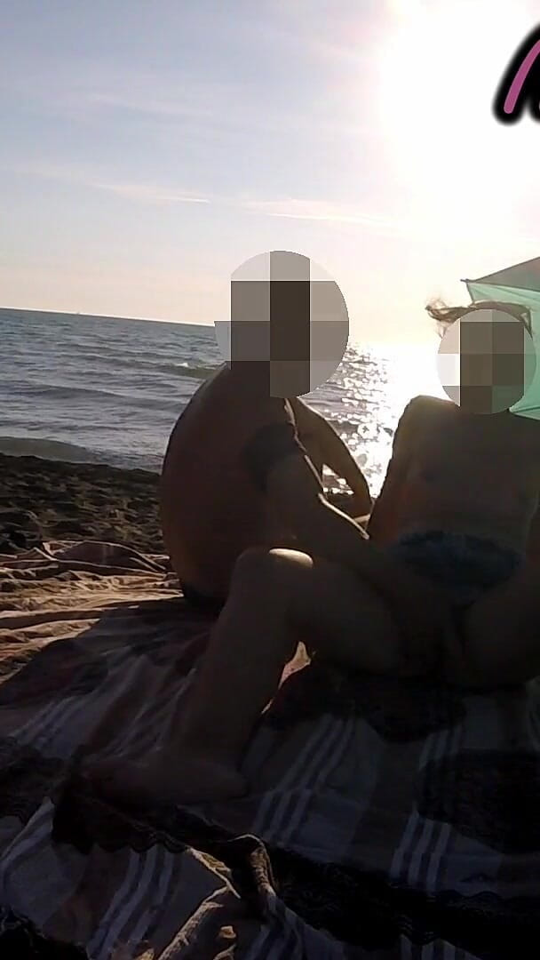 Miss Creamy: Fransız öğretmen kalabalık plajda yakalanan riskli mastürbasyon fışkırtarak aşırı boşalmaya yardımcı...