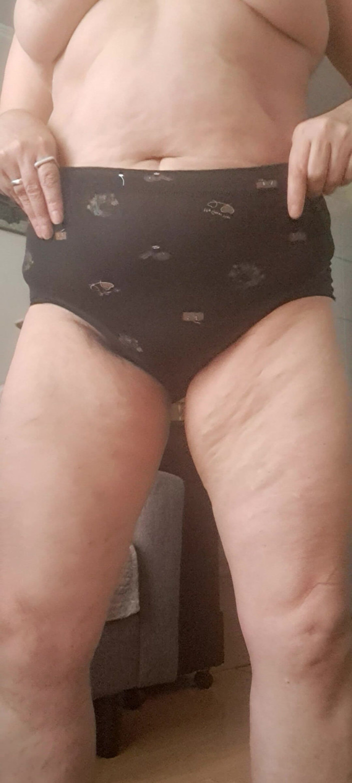 Mommy big hairy pussy: MILF își dă jos hainele și se dezbracă până la chiloți