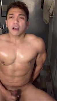 Pinoy Musculare Twink masturbează după antrenament, inclusiv joc cu sfârcuri