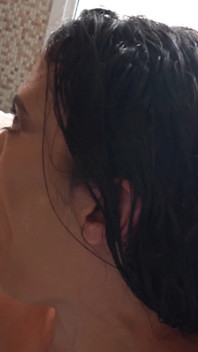 Curvă din jacuzzi face sex fierbinte cu doi bărbați și primește spermă