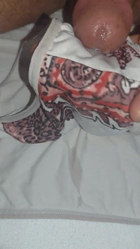 Když je moje žena v koupelně, vyvrcholím do kalhotek, které si vezme.