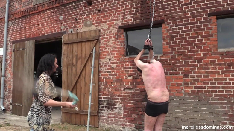 Merciless Dominas: Покарана грубо