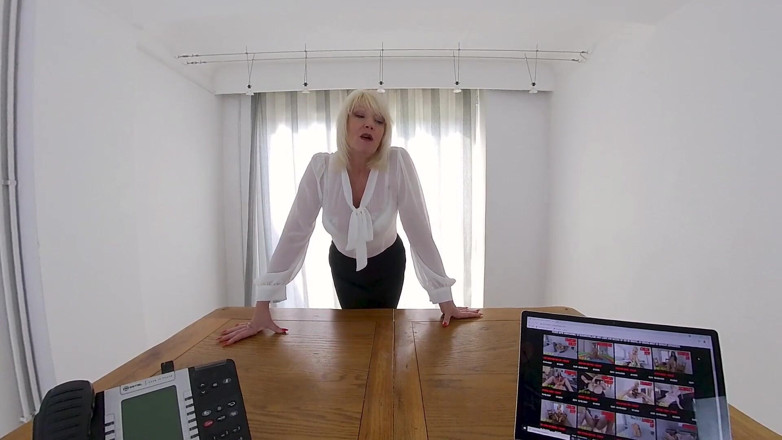 Jimmy Draws: La MILF Amy - Travail à domicile