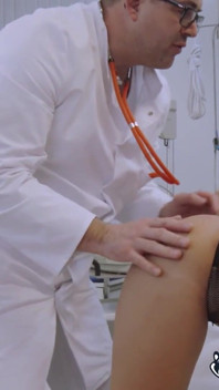 Un docteur en chef excité baise une patiente blonde