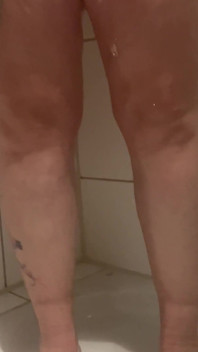 Cewek semok ini kencing di kamar mandi