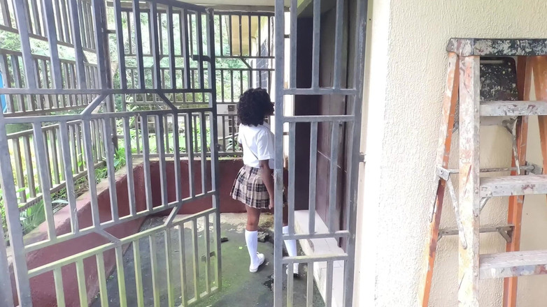 Black Swan: Studentă minionă sexy negresă Flower este futută și umplută cu spermă...