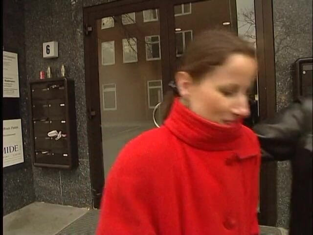 Lucky Cooch: Doamnă germană brunetă intervievată în aer liber