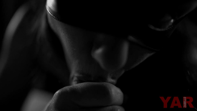 YARzabello: BDSM la troia con il tatuaggio scopa e succhia il...