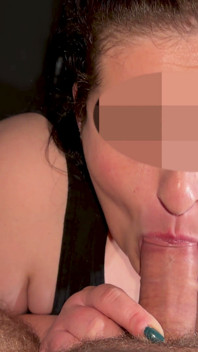 彼女は熱心に私のチンコをしゃぶり、私が睾丸を完全に空にして口の中に精液を注ぎ込むまで続けた