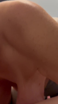 Je lui suce la noix, mais j’ai fait en sorte que la caméra soit concentrée sur mes seins comme tant d’entre vous a demandé.