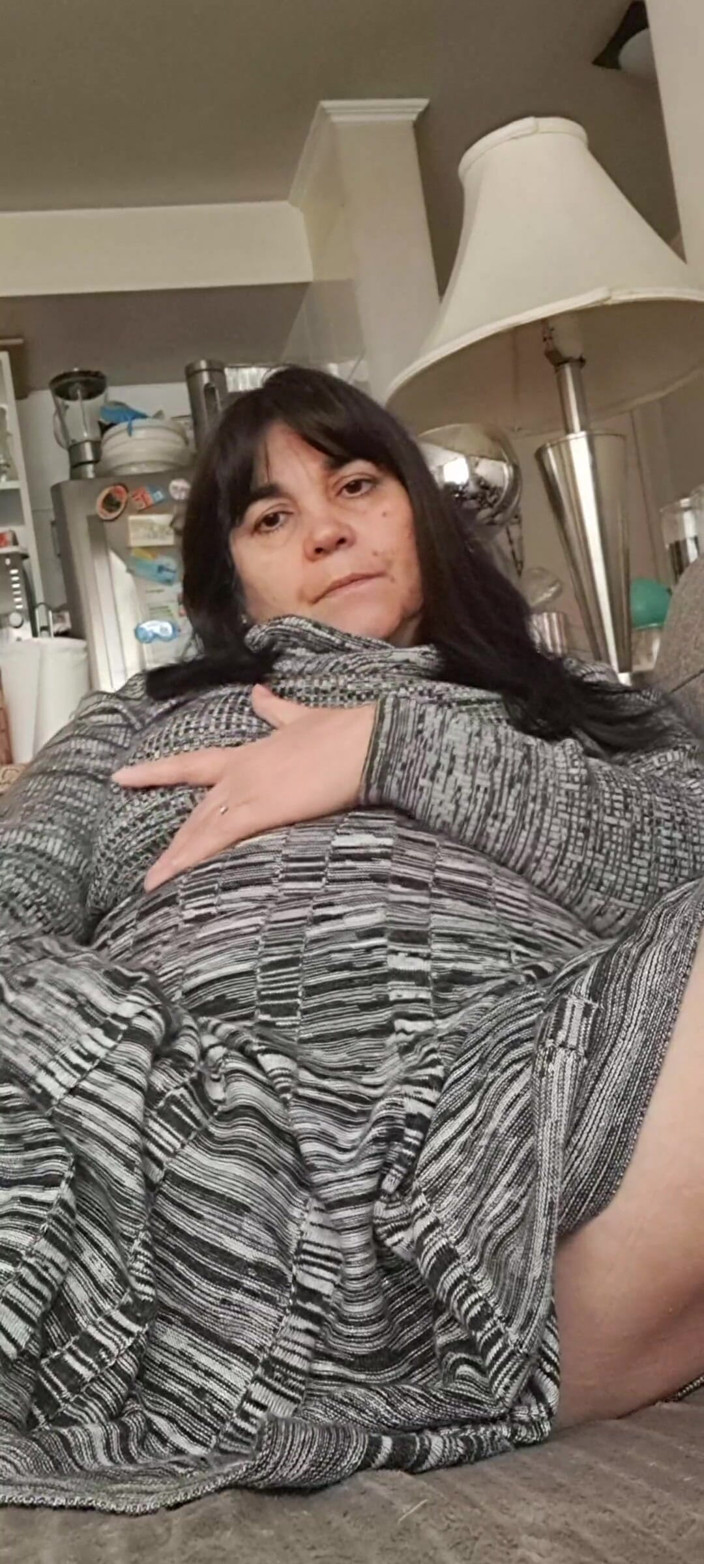 Mommy big hairy pussy: Privind sub rochie, pizda păroasă este umedă