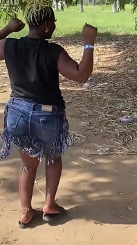 La Sexy Ragazza Nera Ebano Africana Balla in Pubblico Con Risate