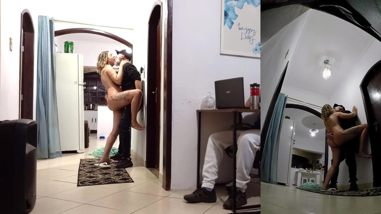 Victor SweetCoupleStories: Skutečná manželka podvádí svého manžela, zatímco má sluchátka s doručovatelem.