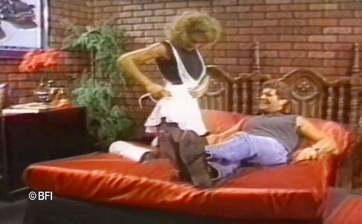 Hardcore slave sex: 挠痒的束缚乐趣