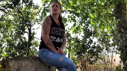 Pee Adventures: Elle pisse dans son jean en parlant avec son copain...