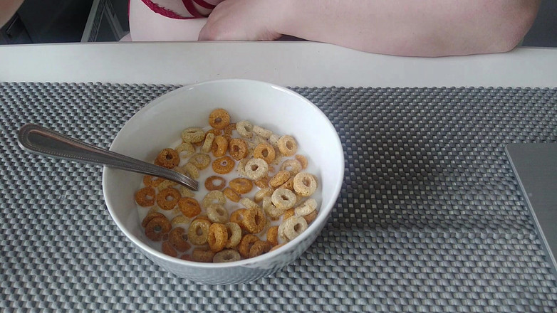 Julie_Bliss: Julie Bliss - sarapan raksasa